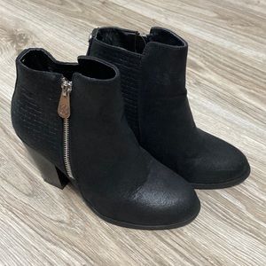 Daisy Fuentes Black Ankle Booties size 7